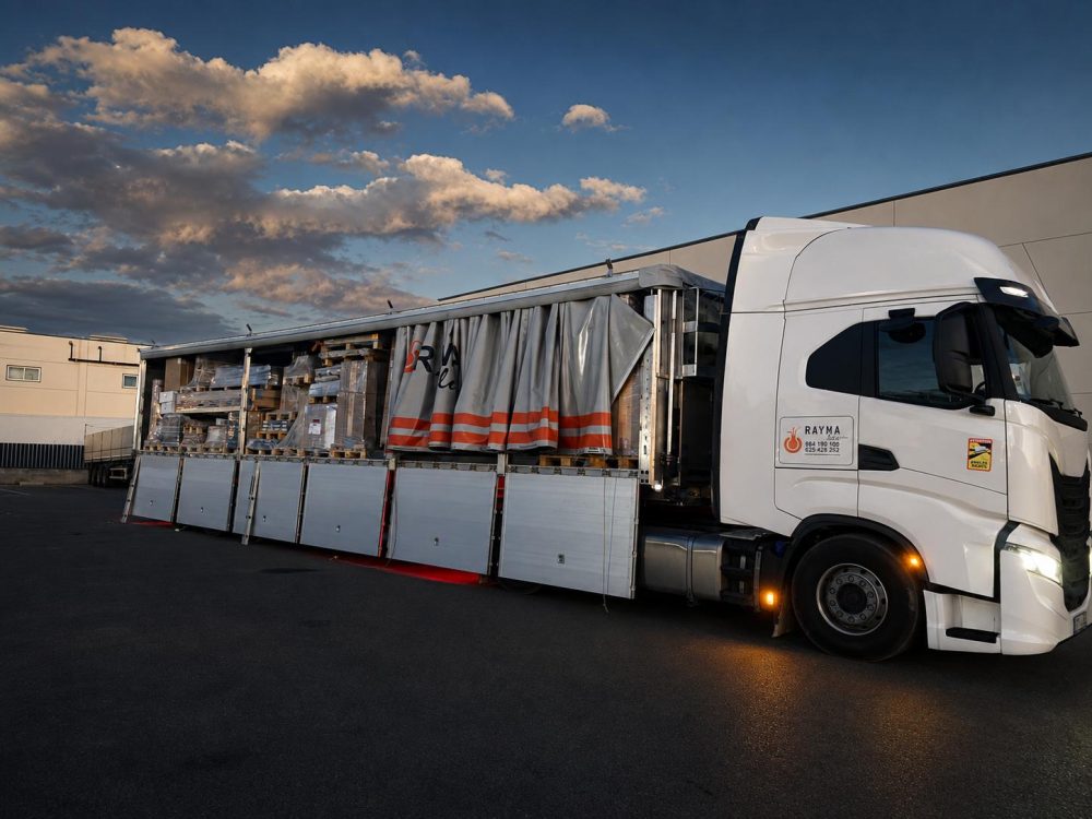 tauliner-carga-lateral-paletizada-rayma-logistic.jpg